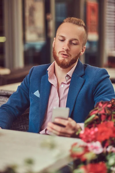 Hombre Negocios Pelirrojo Guapo Con Corte Pelo Elegante Barba Vestida —  Fotos de Stock