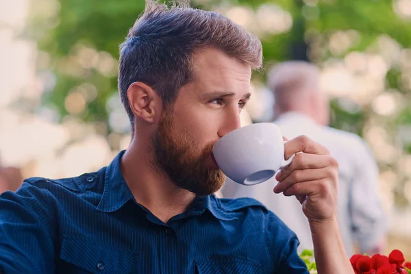 Снимок Красивого Бородатого Мужчины Одетого Повседневную Одежду Чашкой Кофе — стоковое фото