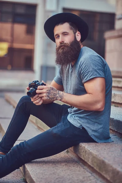 Hombre Hipster Guapo Con Una Barba Elegante Tatuaje Sus Brazos —  Fotos de Stock