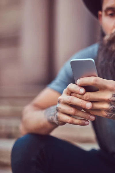 Hombre Hipster Guapo Con Una Barba Elegante Tatuaje Sus Brazos —  Fotos de Stock