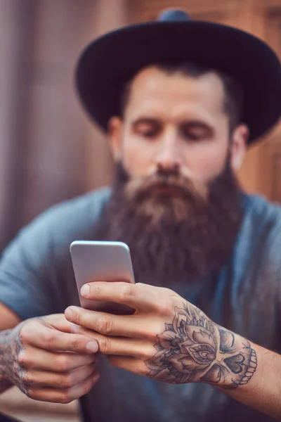 Hombre Hipster Guapo Con Una Barba Elegante Tatuaje Sus Brazos —  Fotos de Stock