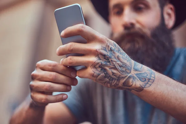 Hombre Hipster Guapo Con Una Barba Elegante Tatuaje Sus Brazos —  Fotos de Stock