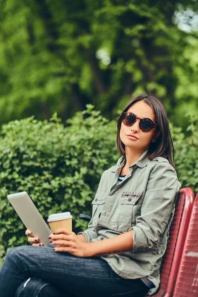 Hipster Kvinna Sitter Bänk Park Koppla Naturen — Stockfoto