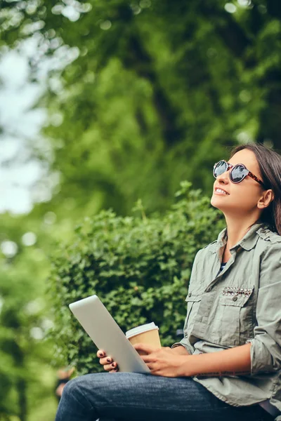 Hipster Kvinna Sitter Bänk Park Koppla Naturen — Stockfoto