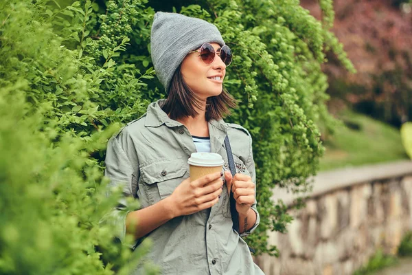 Porträt Eines Brünetten Hipsters Der Sich Mit Einer Tasse Kaffee — Stockfoto