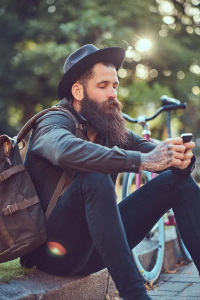 Guapo Viajero Hipster Con Una Elegante Barba Tatuaje Sus Brazos —  Fotos de Stock