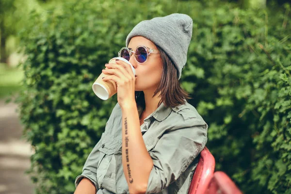 Hipster Kvinna Hatt Med Kaffe Sittande Bänk Park Koppla Naturen — Stockfoto