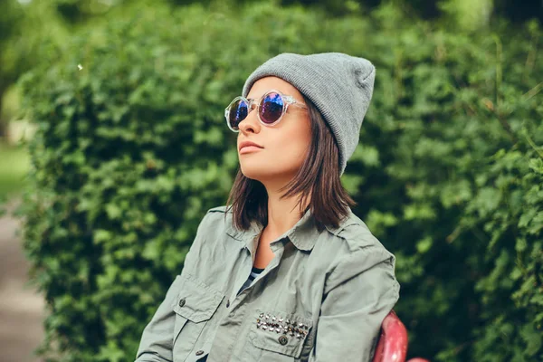 都市公園のベンチに座っている帽子の流行に敏感な女性 自然でリラックス — ストック写真