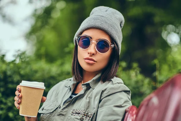 Vrouw Van Hipster Muts Met Koffie Zittend Een Bankje Een — Stockfoto
