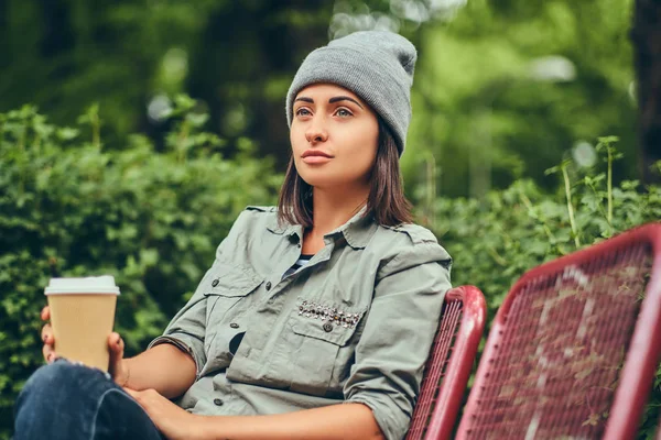 Vrouw Van Hipster Muts Met Koffie Zittend Een Bankje Een — Stockfoto