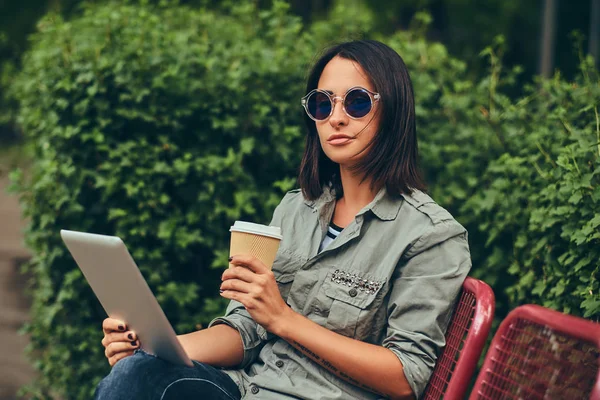 Uma Mulher Hipster Sentada Num Banco Num Parque Cidade Relaxante — Fotografia de Stock