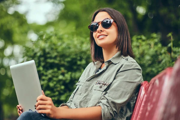 Hipster Kvinna Med Tablett Som Sitter Bänk Park Koppla Naturen — Stockfoto