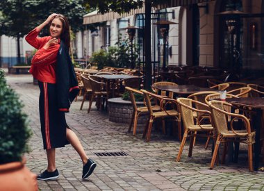 Şık giyim moda esmer Cafe yakınındaki eğlenir