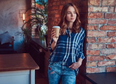 Bir genç hippi kız portresi sabah kahve içer