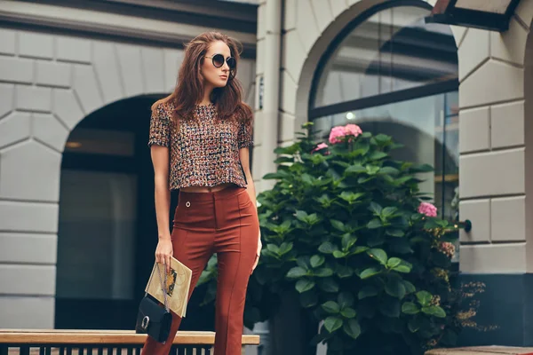 Mooie modieuze brunette in een trendy kleding en zonnebril — Stockfoto