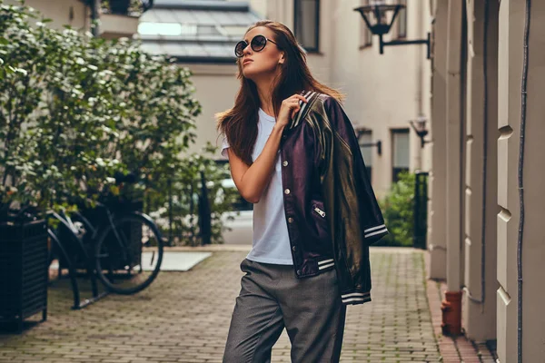 Hermosa morena de moda en una ropa elegante y sunglas — Foto de Stock