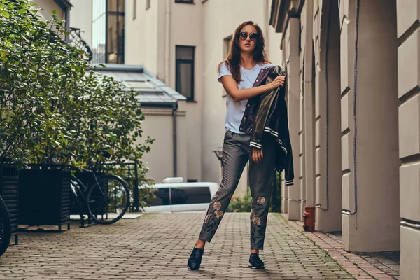 Beautiful fashionable brunette in a stylish clothing and sunglas — Stock Photo, Image