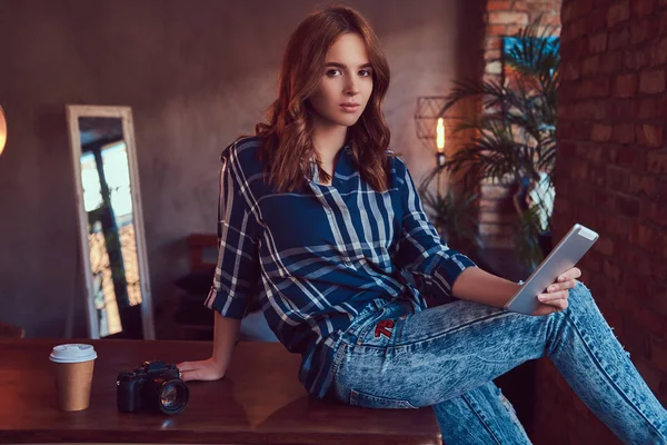 Joven Chica Encantadora Fotógrafo Trabajando Con Una Tableta Sienta Mesa — Foto de Stock