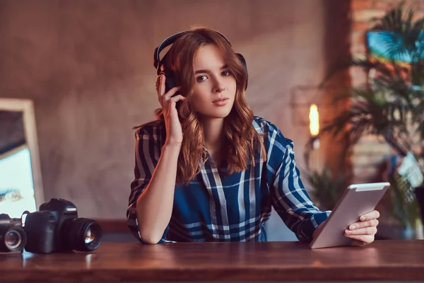 Una Chica Sensual Encantadora Joven Escuchando Una Música Auriculares — Foto de Stock