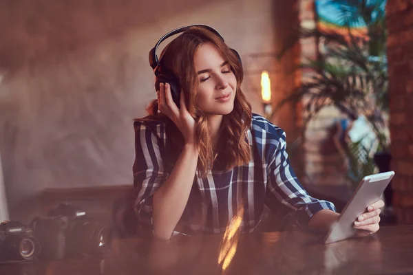 Una Chica Sensual Encantadora Joven Escuchando Una Música Auriculares — Foto de Stock