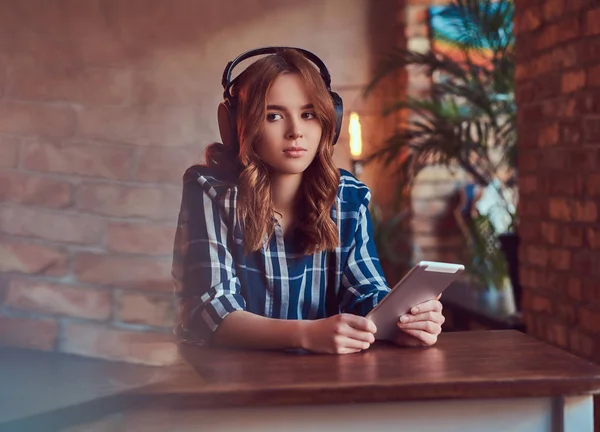 Una Chica Sensual Encantadora Joven Escuchando Una Música Auriculares — Foto de Stock