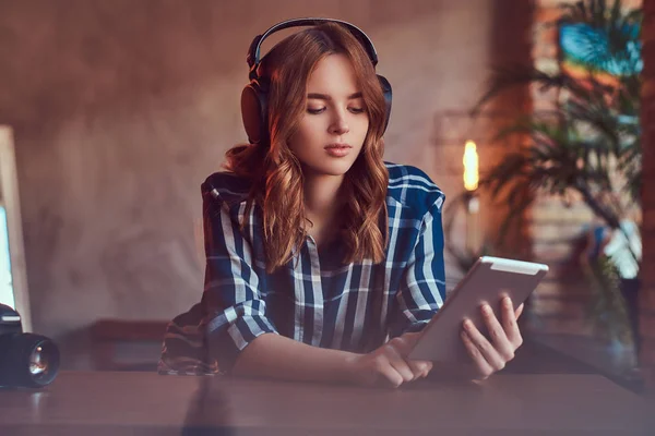 Una Chica Sensual Encantadora Joven Escuchando Una Música Auriculares — Foto de Stock