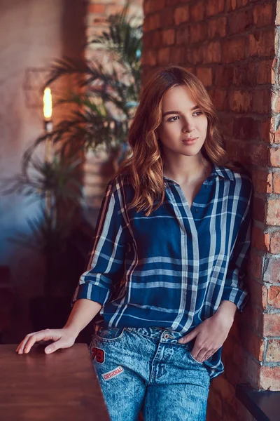 Close Retrato Uma Jovem Hipster Menina Encostada Uma Parede Tijolo — Fotografia de Stock