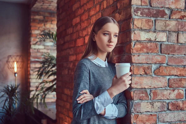 Retrato Una Joven Delgada Chica Sensual Con Taza Café — Foto de Stock