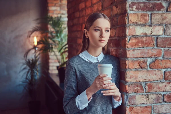 Retrato Una Joven Delgada Chica Sensual Con Taza Café — Foto de Stock