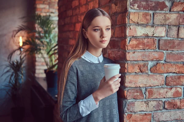 Portrét Mladé Dívky Štíhlé Smyslná Šálkem Kávy — Stock fotografie