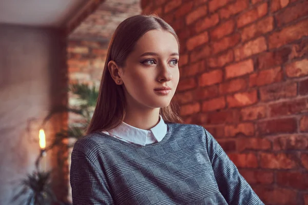 Retrato Cerca Una Joven Chica Sensual Delgada Vestido Gris — Foto de Stock