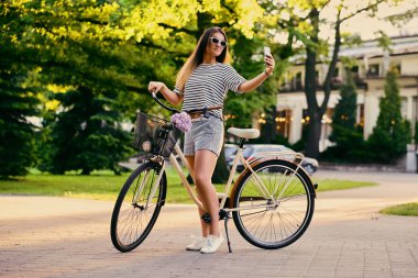Şehir Parkı bir bisiklet ile çekici bir esmer Bayan.