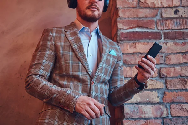 Retrato de un hombre con estilo en un traje de franela y reloj de pulsera con —  Fotos de Stock