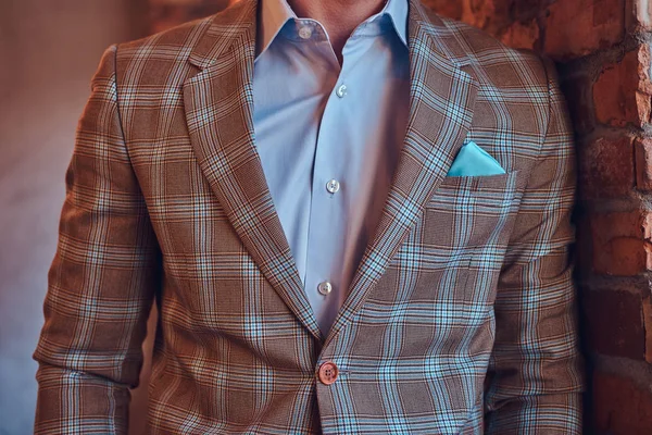 Retrato de um homem elegante em um terno de flanela e relógio de pulso com — Fotografia de Stock