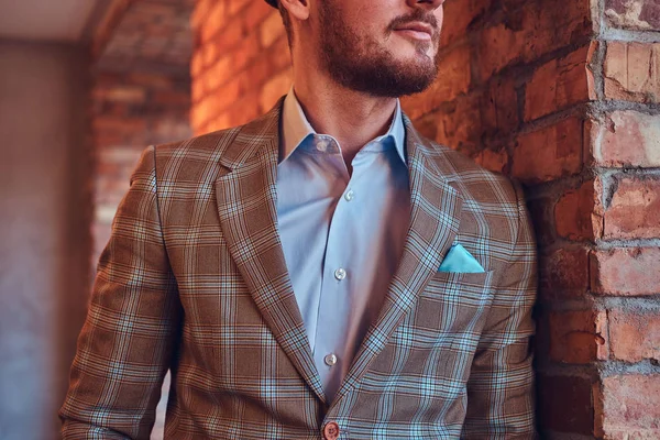 Портрет стильного человека в фланелевом костюме и наручных часах с — стоковое фото