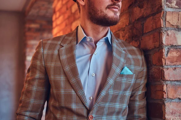 Retrato de um homem elegante em um terno de flanela e relógio de pulso com — Fotografia de Stock