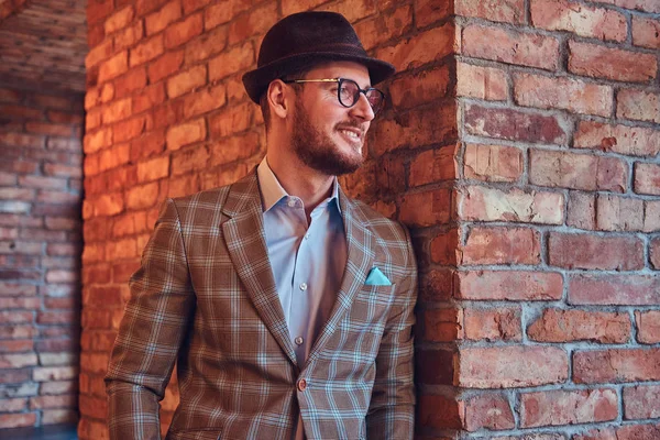 Retrato de un hombre con estilo en un traje de franela y reloj de pulsera con —  Fotos de Stock