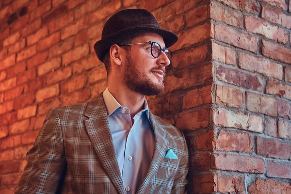 Retrato de un hombre con estilo en un traje de franela y reloj de pulsera con — Foto de Stock