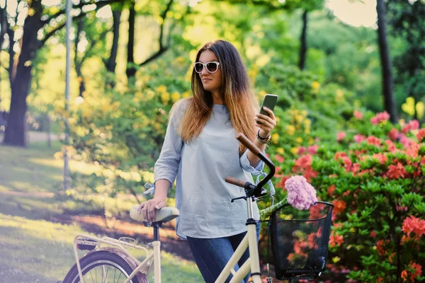 Porträt der attraktiven Brünette mit dem Stadtrad nahe der Tradition — Stockfoto