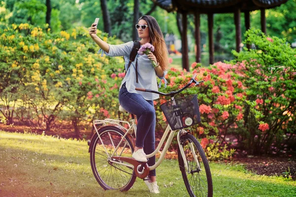 Portret atrakcyjny brunetka z miastem rowerów w pobliżu tradition — Zdjęcie stockowe