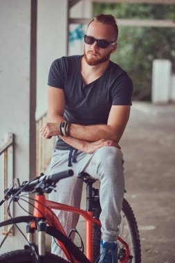 Yakışıklı Kızıl saçlı erkek bir şık saç ve sakal ile giyinmiş