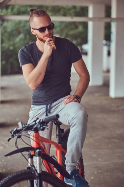 Yakışıklı Kızıl saçlı erkek bir şık saç ve sakal ile giyinmiş