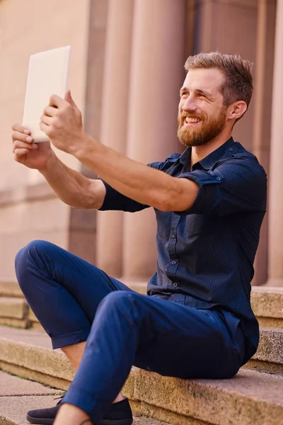 Hombre barbudo guapo en ropa casual con la tableta —  Fotos de Stock