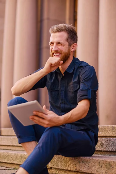 Bonito barbudo macho em roupas casuais com o computador tablet — Fotografia de Stock
