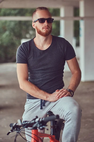 Un hombre pelirrojo guapo con un corte de pelo elegante y barba vestida — Foto de Stock