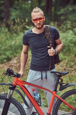 Yakışıklı Kızıl saçlı erkek bir şık saç ve sakal ile giyinmiş