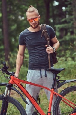 Yakışıklı Kızıl saçlı erkek bir şık saç ve sakal ile giyinmiş