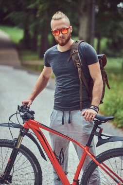 Yakışıklı Kızıl saçlı erkek bir şık saç ve sakal ile giyinmiş