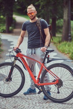 Yakışıklı Kızıl saçlı erkek bir şık saç ve sakal ile giyinmiş