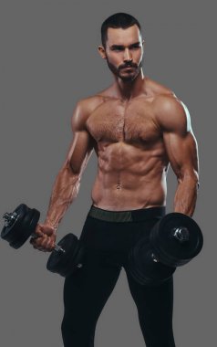 Dumbell ile çalışma dışarı bir kas adam. Üzerinde gri bir ba izole